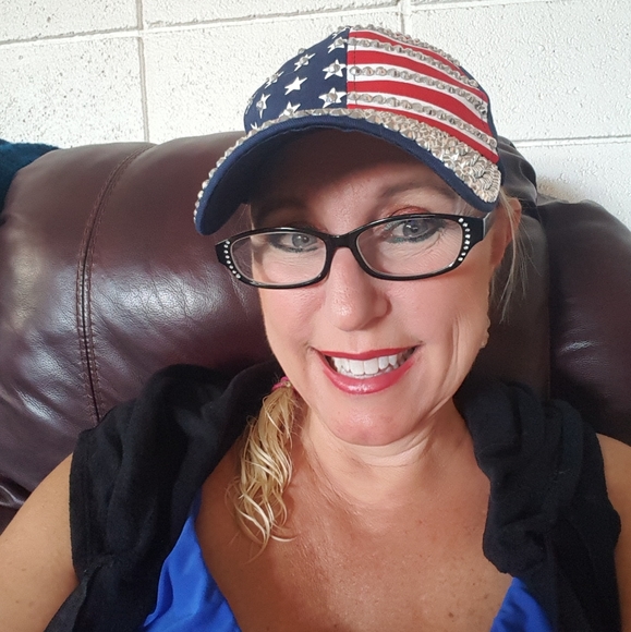 Meet your Posher, Laurie - Picture 1 of 1